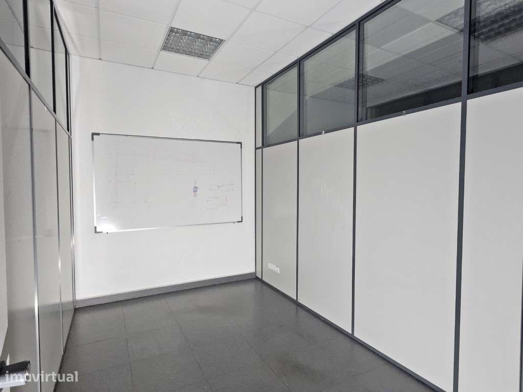 Loja/Escritório com 100m² na Amadora - Excelente Localização e Acessos - Grande imagem: 5/10