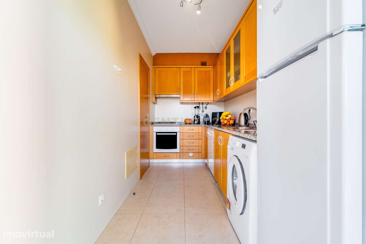 Excelente apartamento T2 com varanda ampla, piscina e campo de ténis.-7