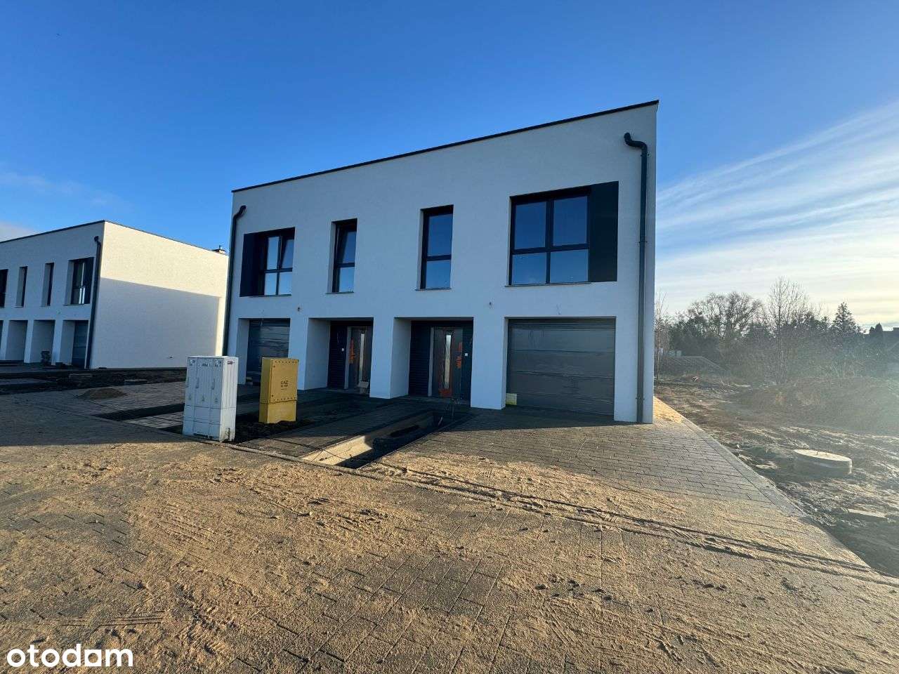 Nowoczesny dom z ogrodem w otoczeniu zieleni-11