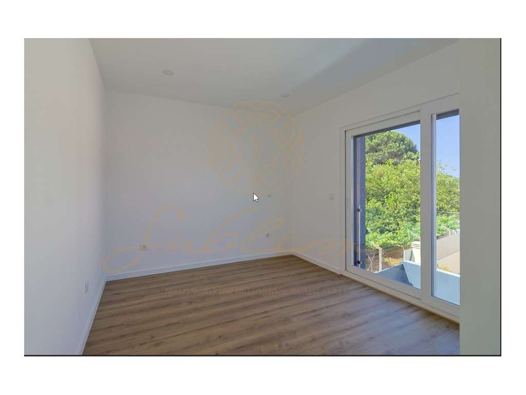 Moradia Nova com 4 Assoalhadas, Garagem Box e Piscina!-27