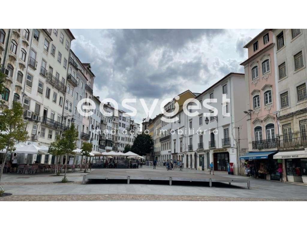 Prédio para remodelar, junto à praça do comércio em Coimbra - Grande imagem: 2/14