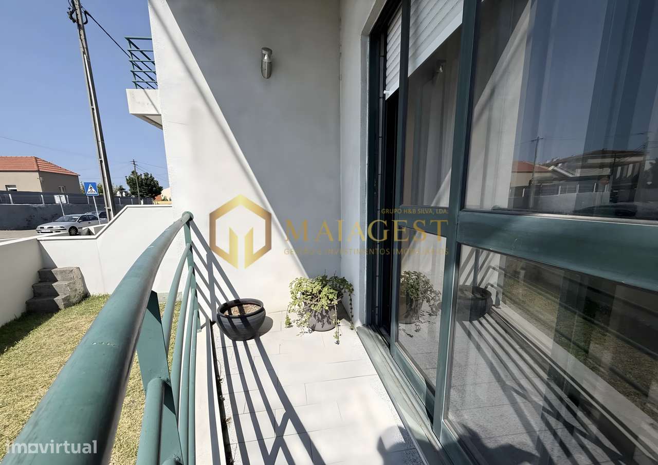 Apartamento T2 Renovado na Madalena com Garagem e Arrumos-33