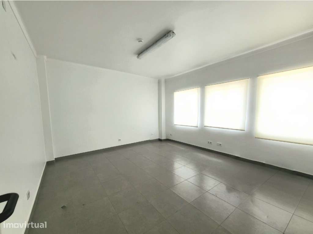 Armazém amplo junto ao metro do Senhor Roubado-15