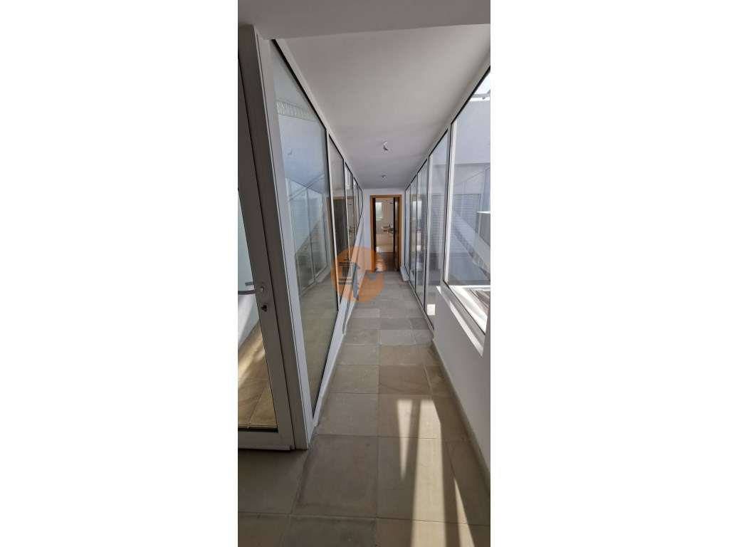 Moradia totalmente renovada numa zona calma onde predomina a habita...-17