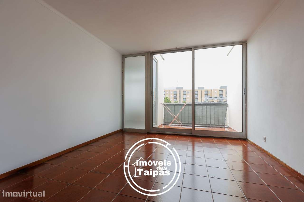 Vende-se Apartamento Duplex Centro das Taipas-12