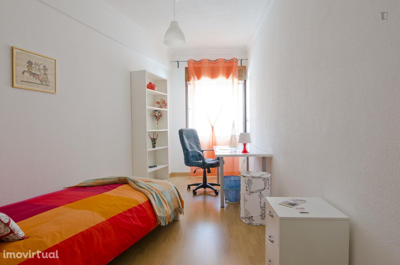 13225 - Quarto Laranja - Quarto com cama de solteiro em apartamento...