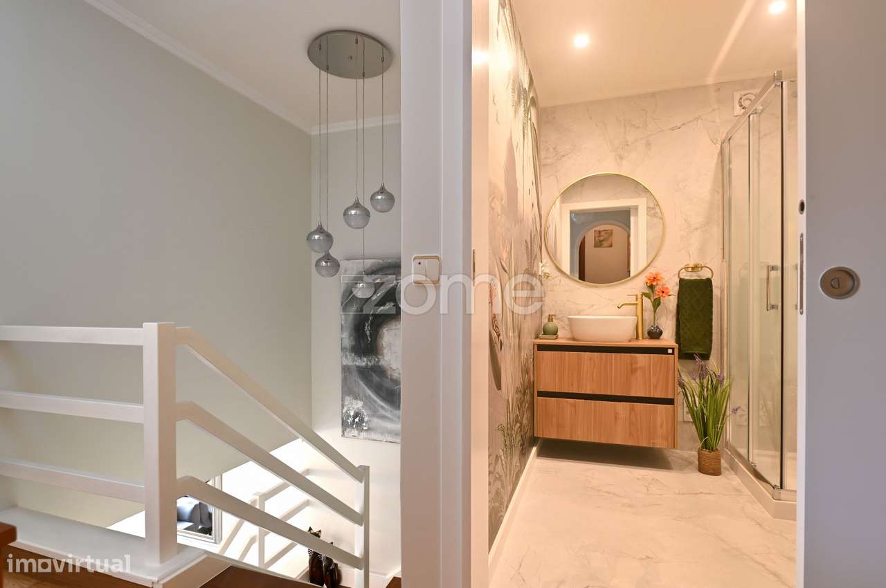 Moradia T3 + 1 remodelada, na Aldeia de Juso (Bairro Chesol)-13