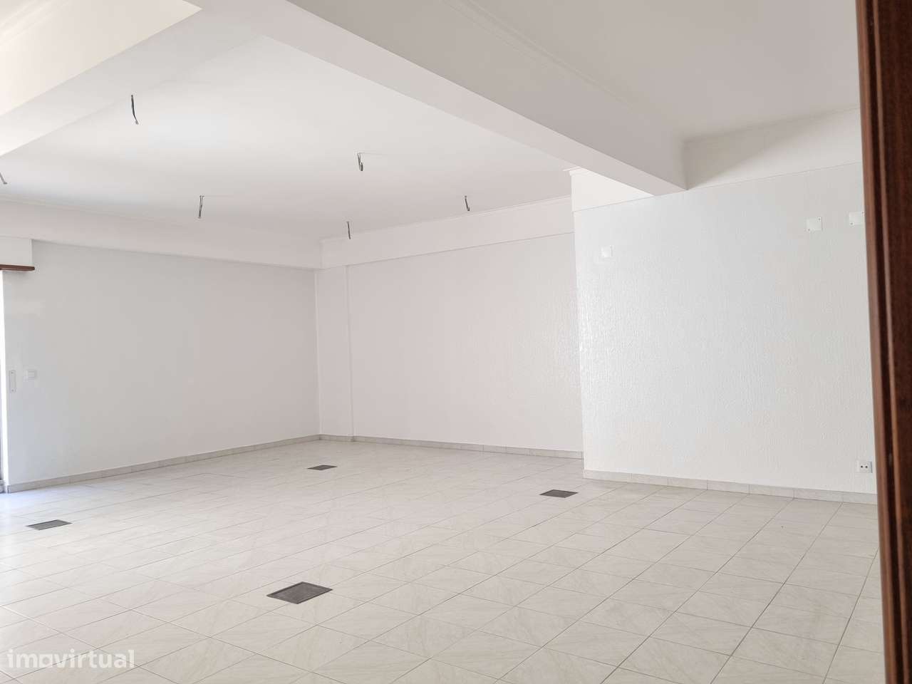 Escritório com Potencial para Loft T1/T2 junto à Estação-3