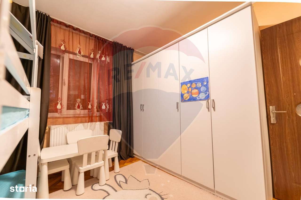 Apartament cu 3 camere de vânzare în zona Decebal-9