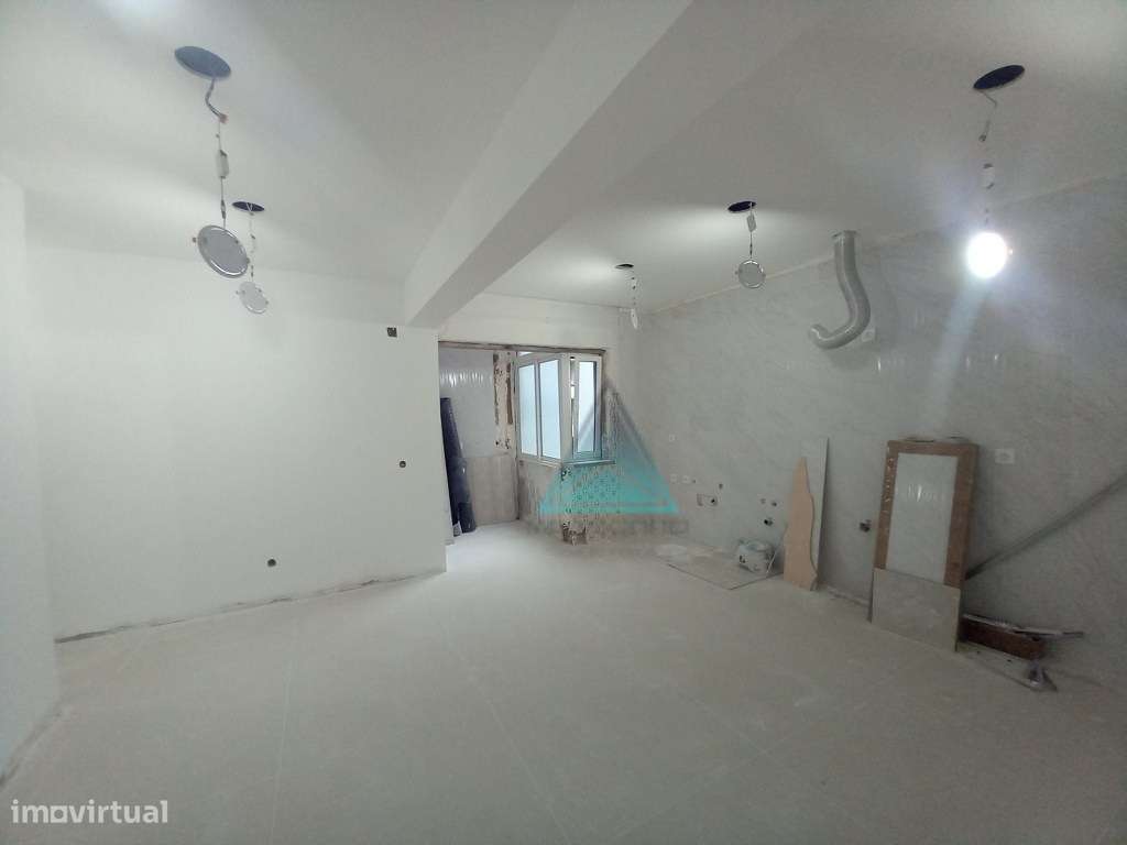 Apartamento T2 Totalmente Remodelado - Feijó/Laranjeiro - Grande imagem: 2/23