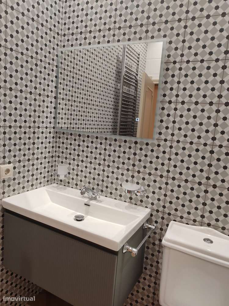 Excelente Moradia  2 frentes + Garagem + Terraço c/ Barbecue + Jardim-6