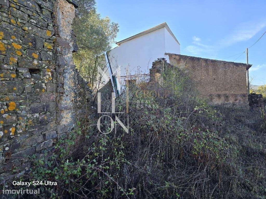 Casa em ruína com muito potencial inserida num terreno com 5920 m2 - Grande imagem: 4/9