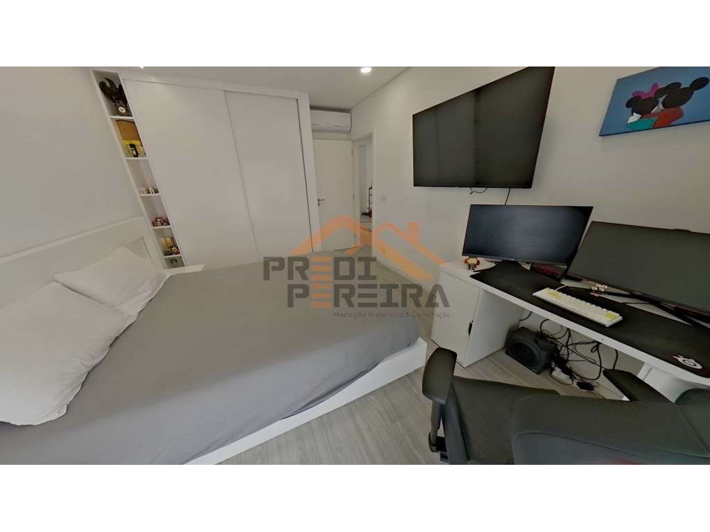 Moradia T3, situada no Casal da Silveira, em Famões-38