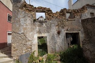 Moradia em Ruina no centro Histórico de Cheleiros