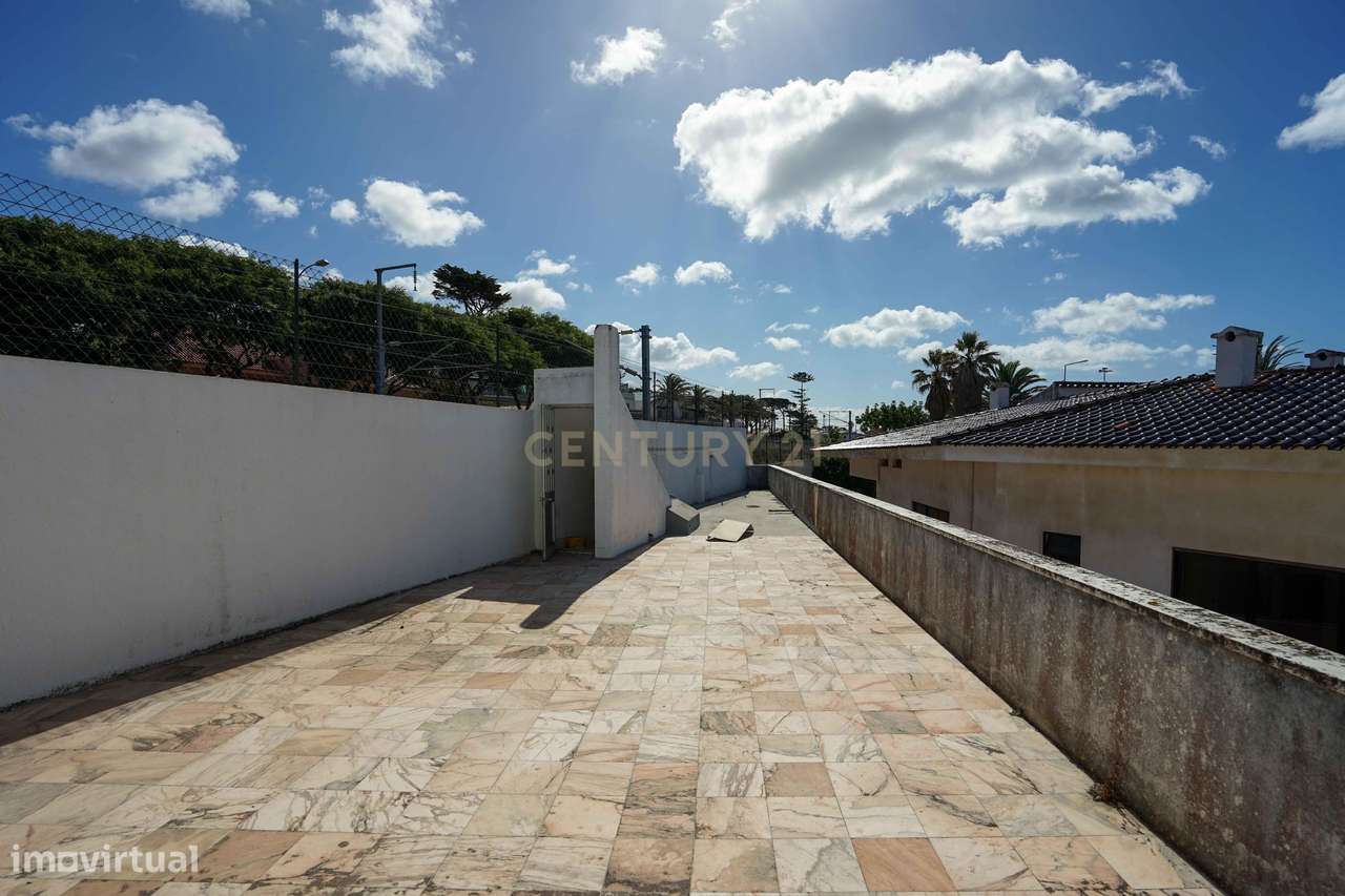 Moradia para remodelação total em Parede com Vista Panorâmica para o M-29