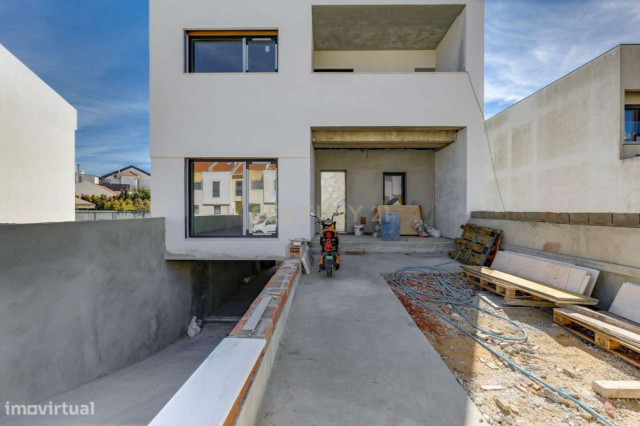 Moradia T4 com piscina em Caneças-50