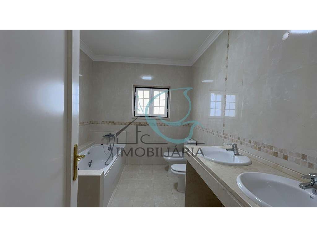 Moradia T5 com Vista para a Serra em Alenquer-32