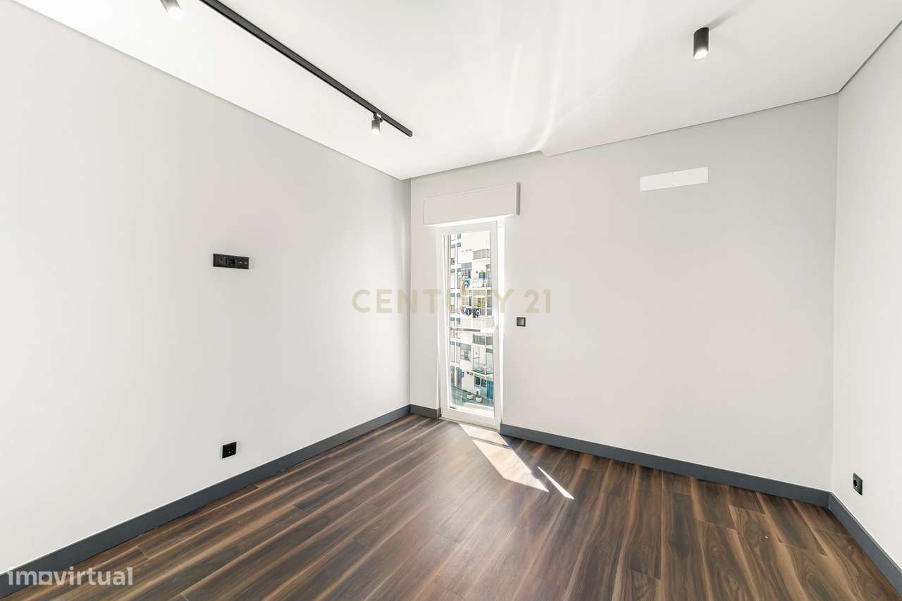 Espaçoso Apartamento T3 Totalmente Renovado em prédio com elevador no-21