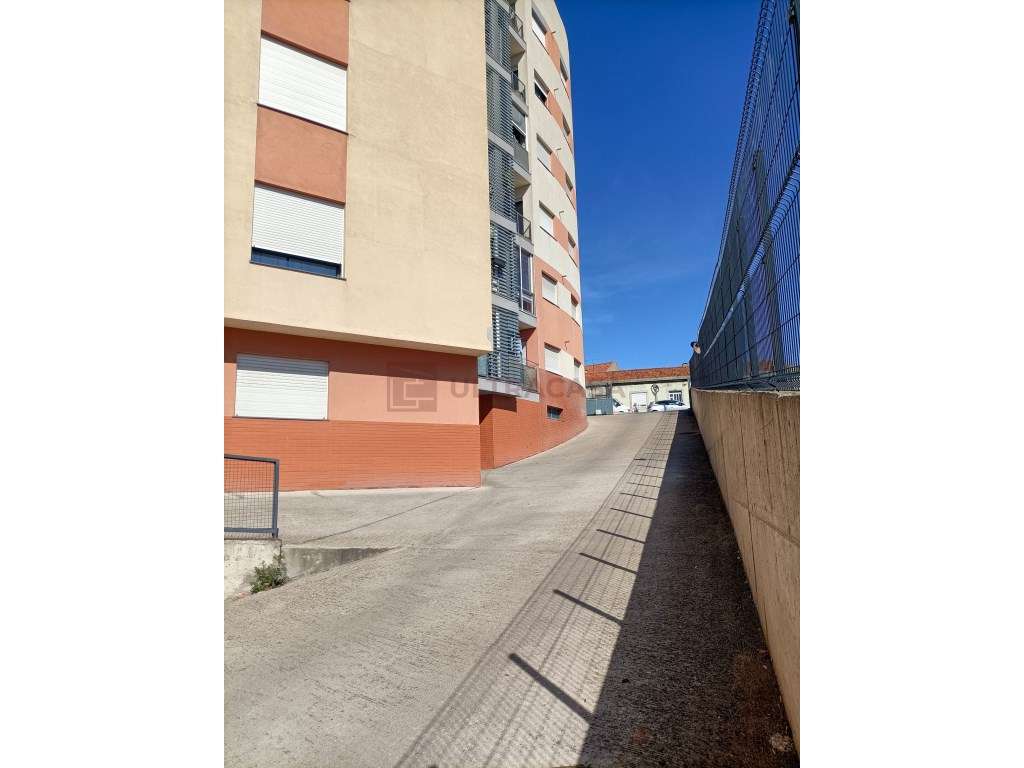 Vende-se Excelente T3 na Pontinha com 2 Lugares de Parqueamento-38