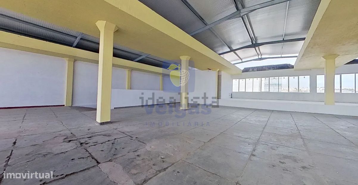 Armazém com 750mt2 inserido num edifício com 2 pisos. - Grande imagem: 1/17