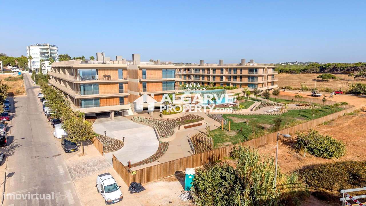 Luxuoso apartamento T2 novo em frente à Praia de Quarteira, Algarve - Grande imagem: 5/27