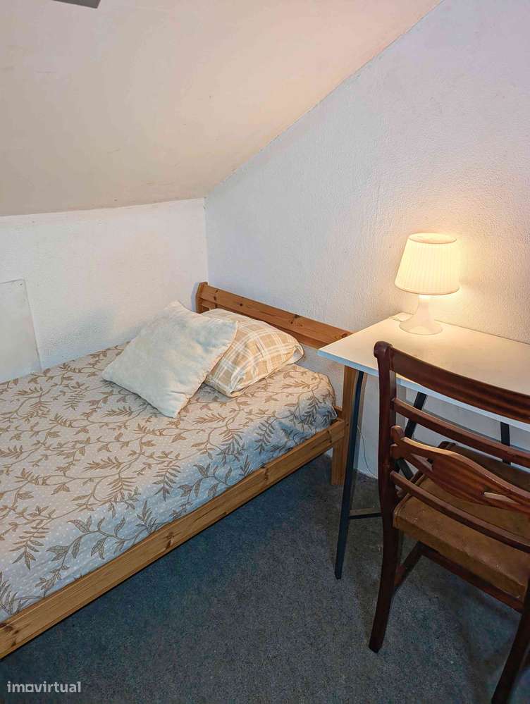 Cama em Quarto Ilumidado Triplo Partilhado Almada Despesas Incluídas - Grande imagem: 4/15