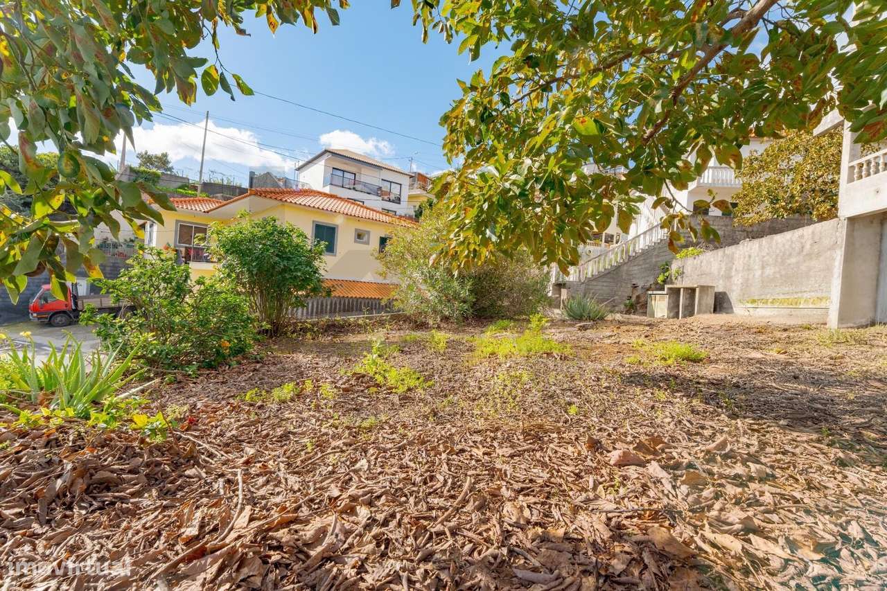 Moradia T6 com 3 pisos e entradas independentes - Grande imagem: 4/34