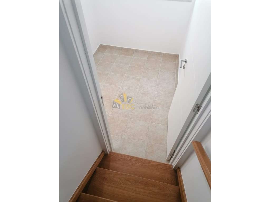 Moradia V3+1 Totalmente Remodelada no Centro da Ericeira e com vist...-36