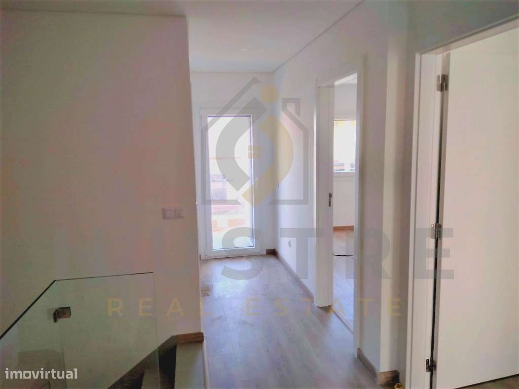 Moradia T3 em construção com piscina e garagem na Charneca de Caparica-13