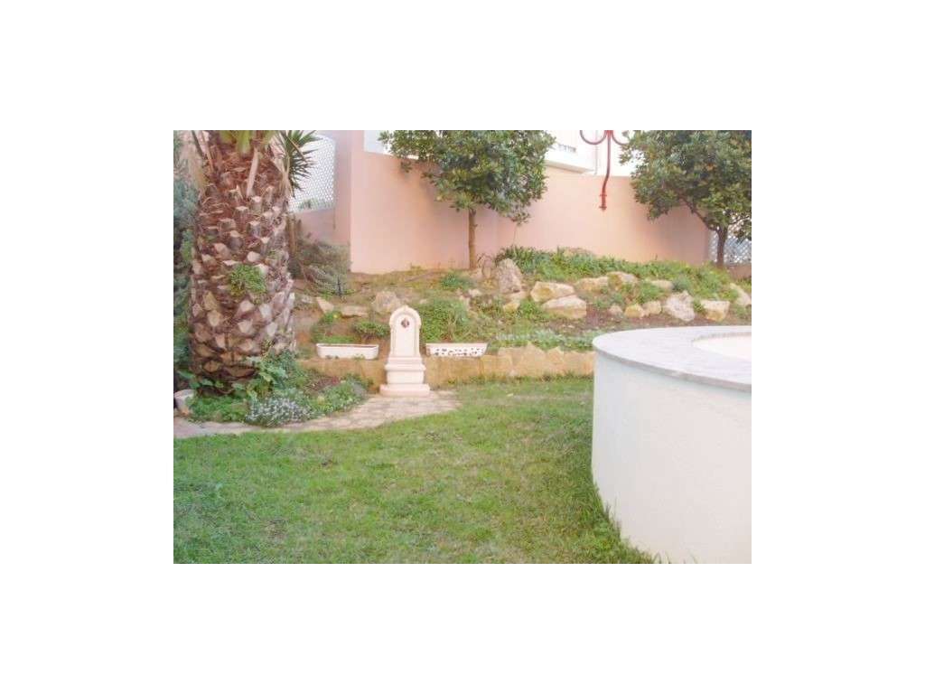 T2 remodelado em condomínio com piscina e campo de ténis-15