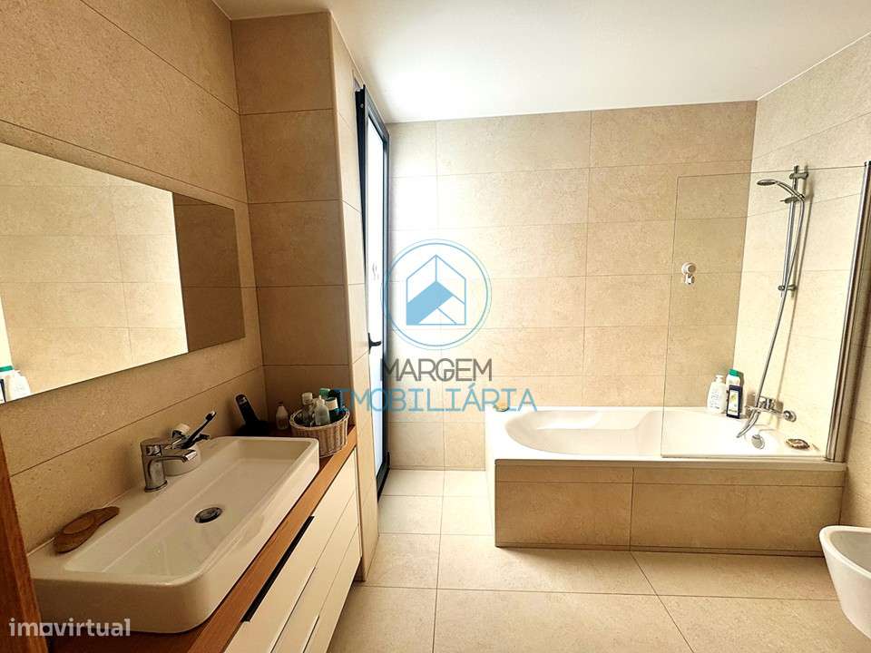 Moradia térrea T4, no Louro, com jardim, garagem e AC-6