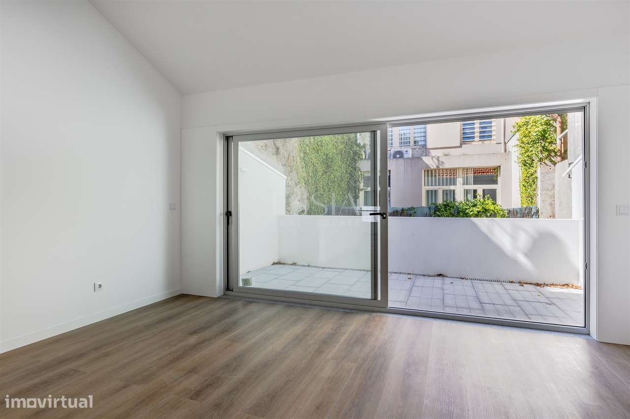 Marquês | Moradia Triplex T3+1 com 2 Garagens e Varandas-14