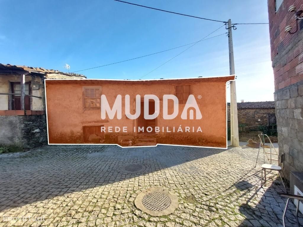 Moradia no centro da aldeia de Donai