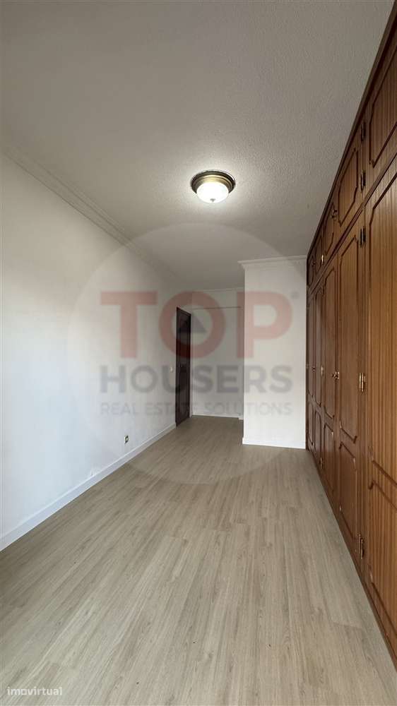 Apartamento T4 com elevador no centro de Faro-12