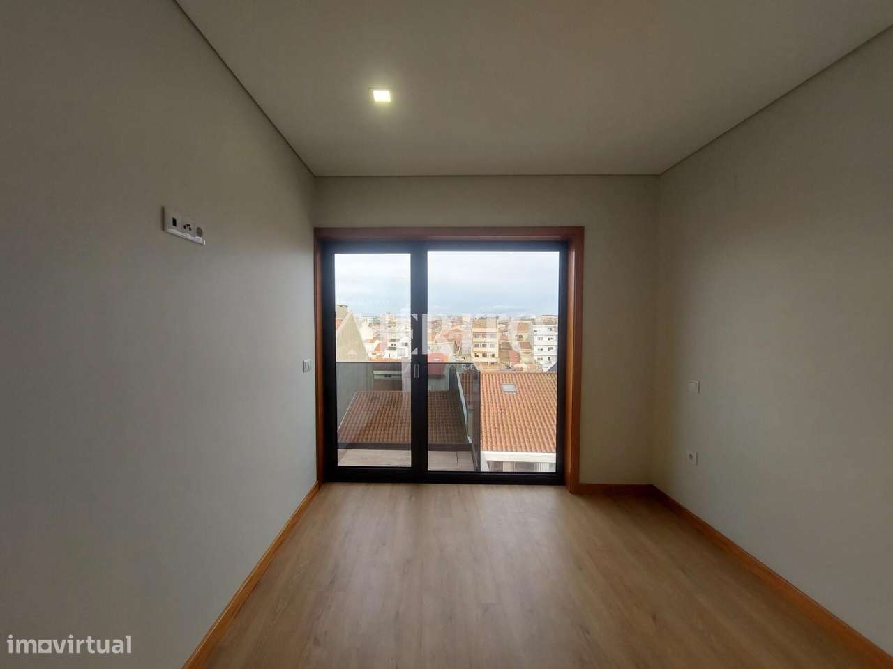 T2 NOVO em primeira linha de Mar com terraço, lugar de garagem e arrum - Grande imagem: 4/9