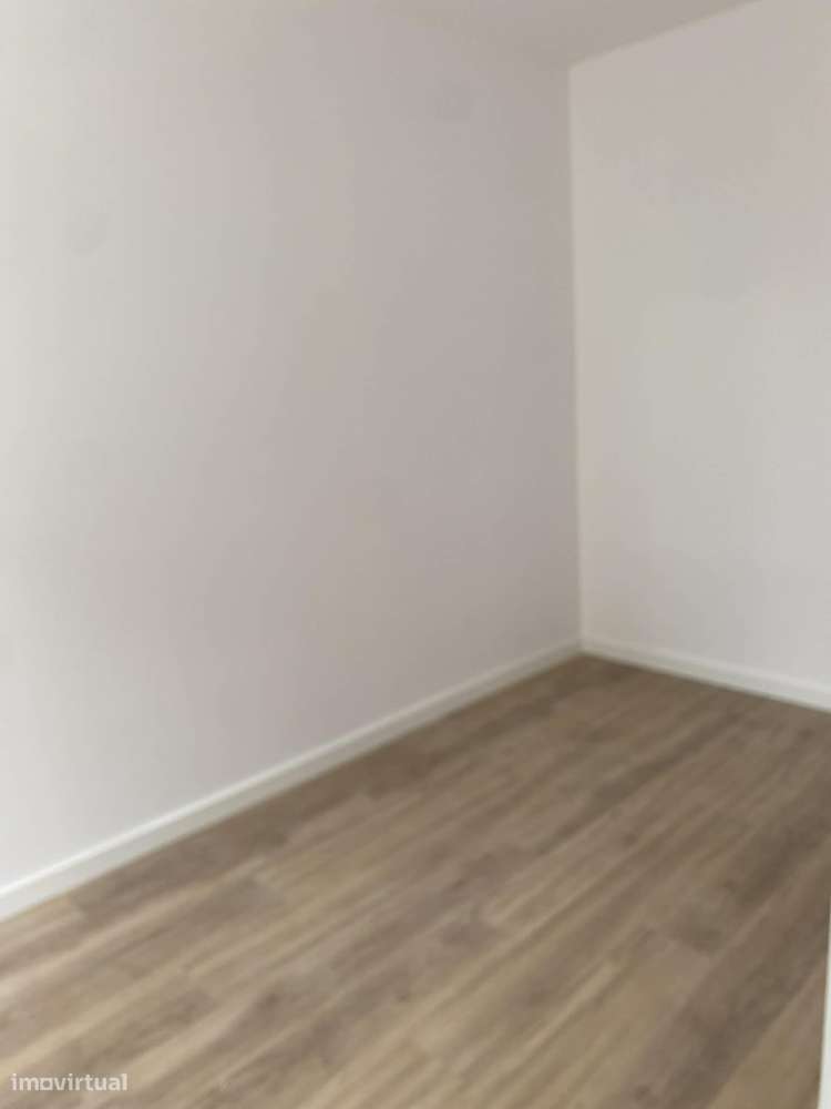 Vende-se imóvel totalmente renovado com 1 T2 + 5 T0 em Coimbra.-5