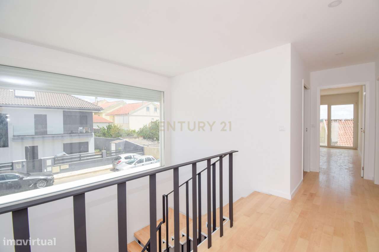 Moradia T4 de Arquitetura Moderna e Sustentável em Famões - Casal do R-14