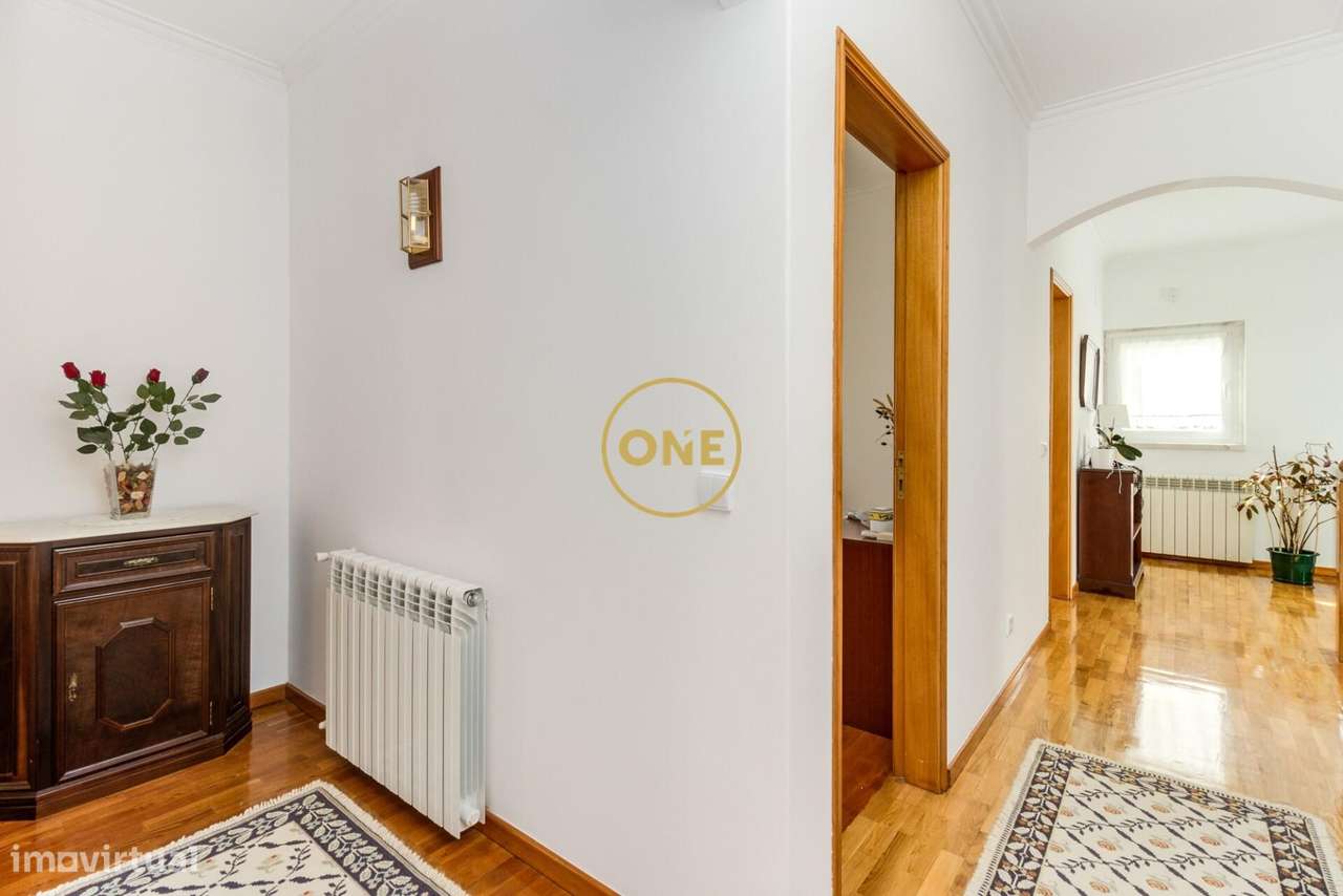 Moradia T4 com Jardim e Garagem na Ramada, Odivelas-3