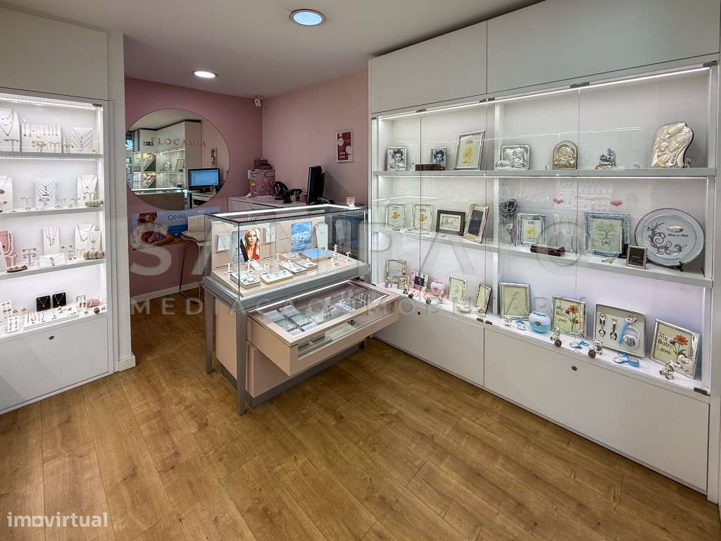 Trespasse Loja - Ouriversaria - Continente S. Cosme/Valbom - Grande imagem: 2/10