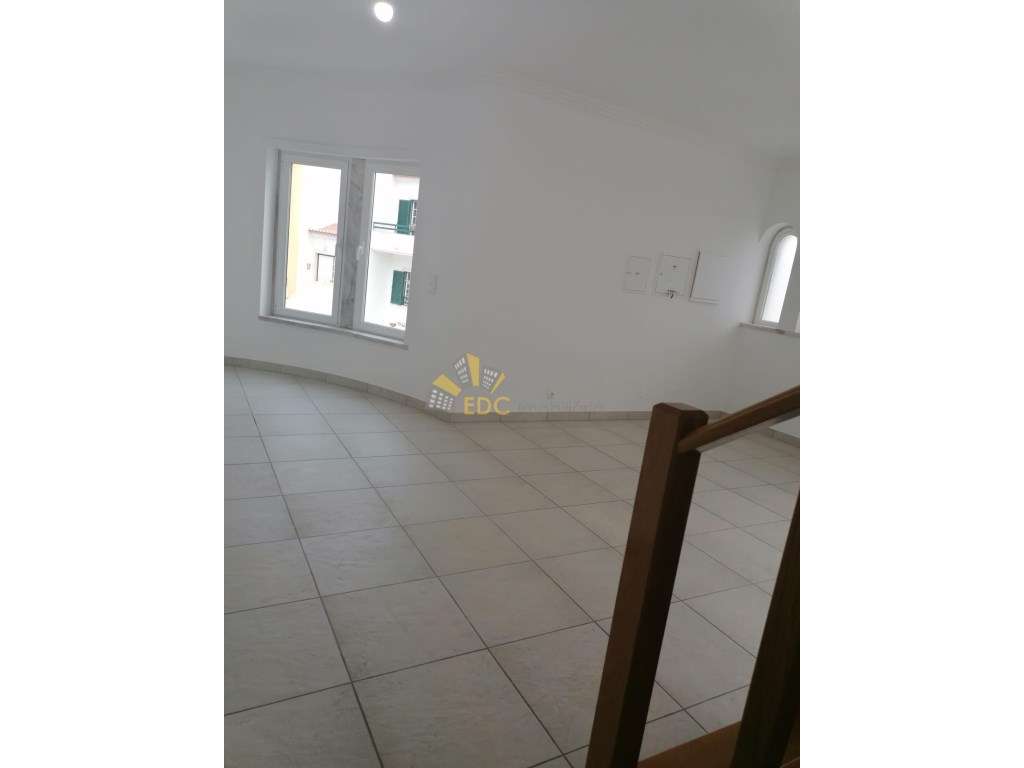 Moradia V3+1 Totalmente Remodelada no Centro da Ericeira e com vist...-13