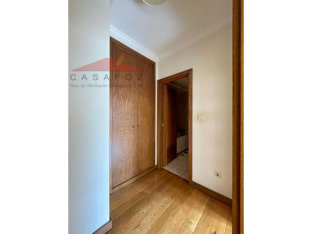 Venda Apartamento T2 em ótimo estado na Rua Lidador-19