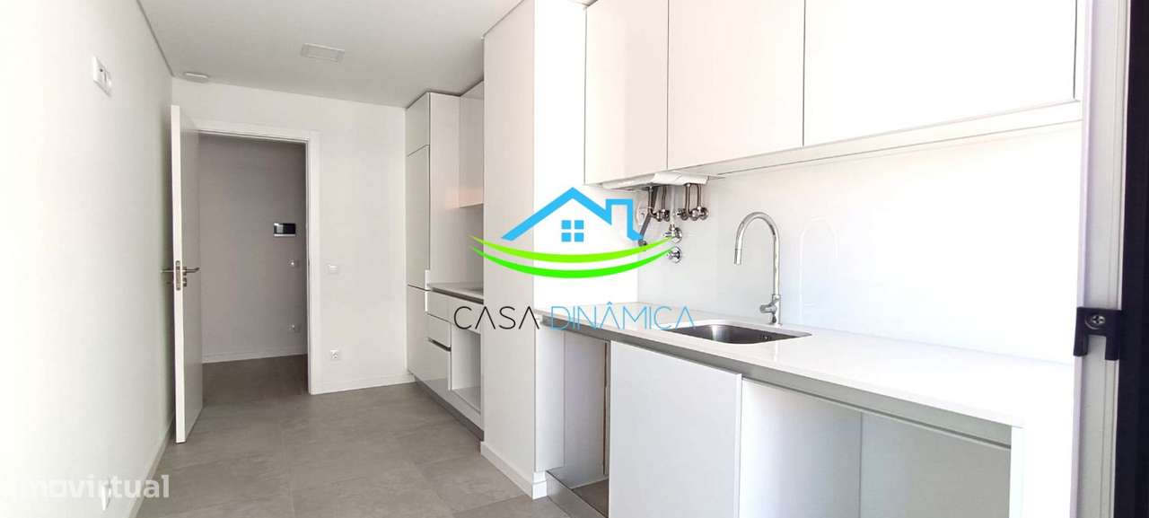 Apartamento T2 com 2 wcs, Parqueamento e Arrumo novo na marginal - Grande imagem: 5/37