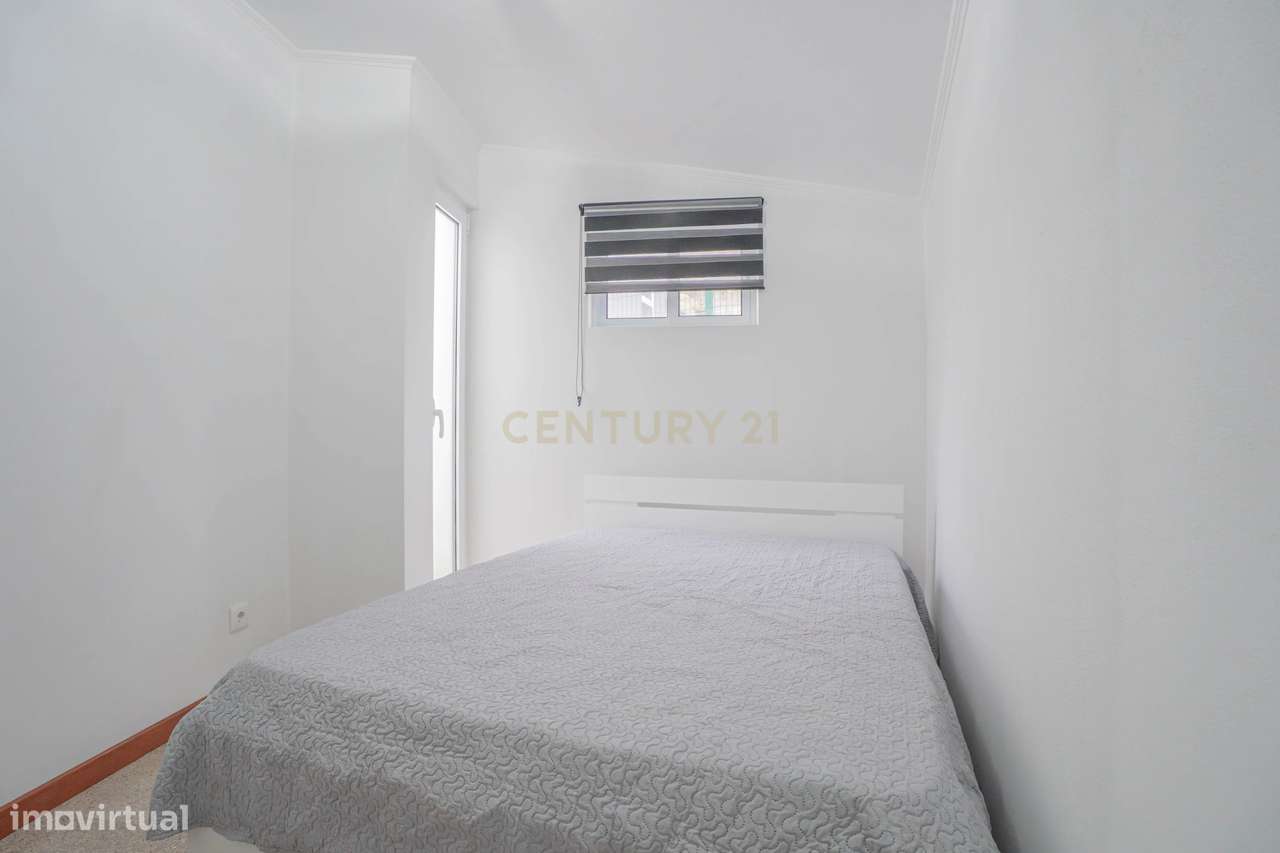 Oportunidade Única: T3 + T2 com Excelente Potencial-12