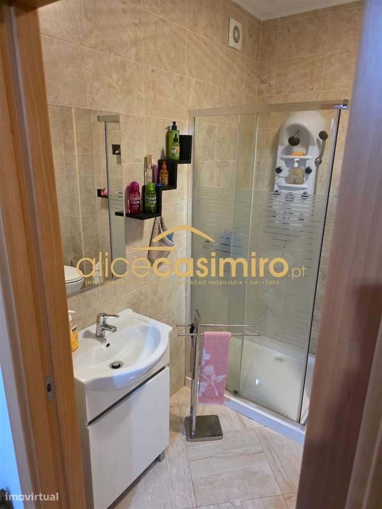 Moradia T4 - boas áreas- excelente estado!-7