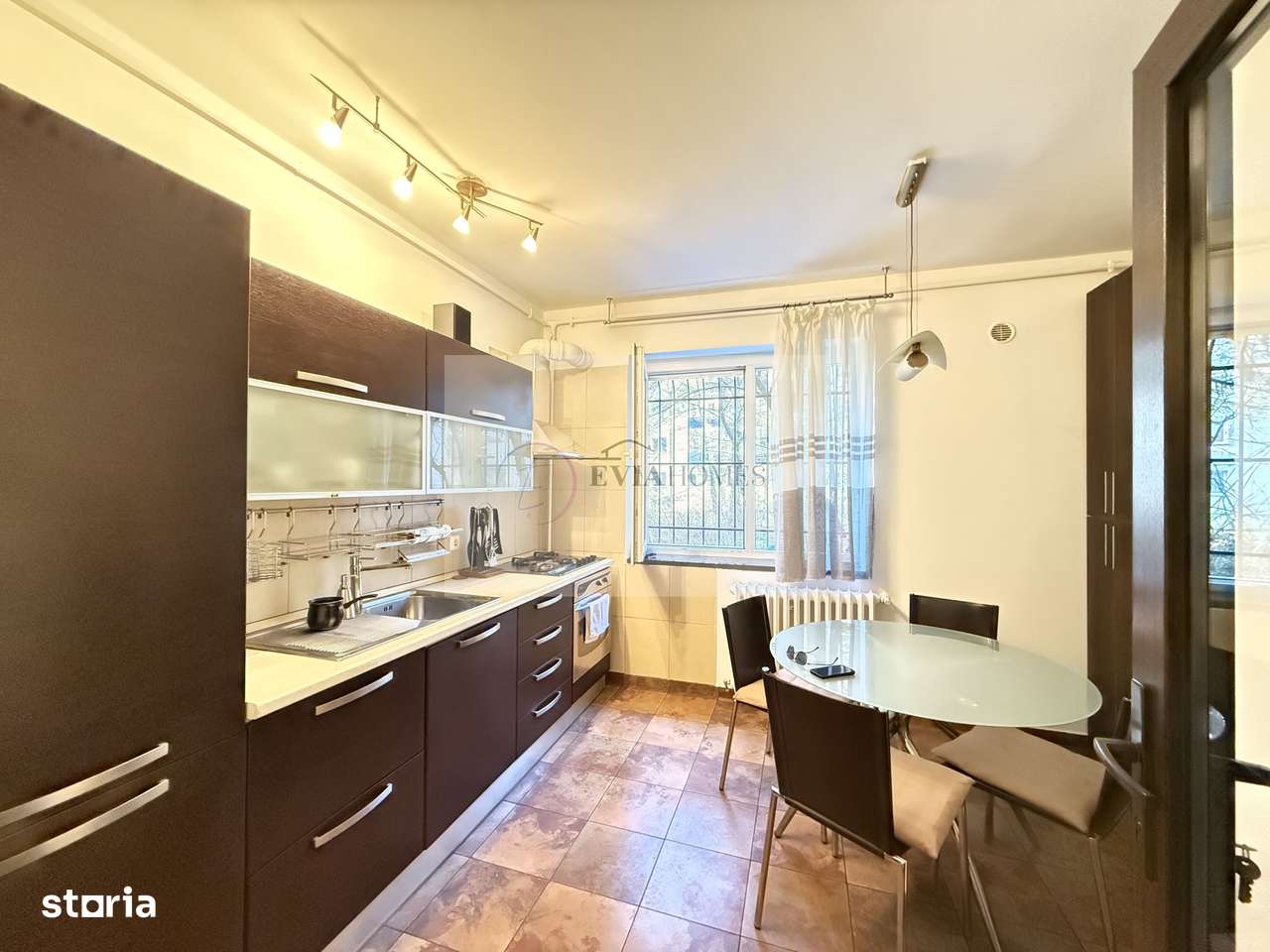 90mp /3 camere/2 bai/ parter inalt/ garaj inclus/ Cartier Plopilor-1