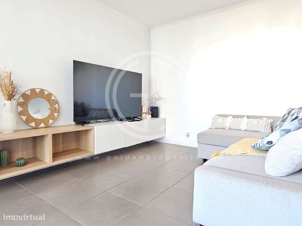 Apartamento T2 em Quarteira, com espaçoso terraço, e perto da praia-4