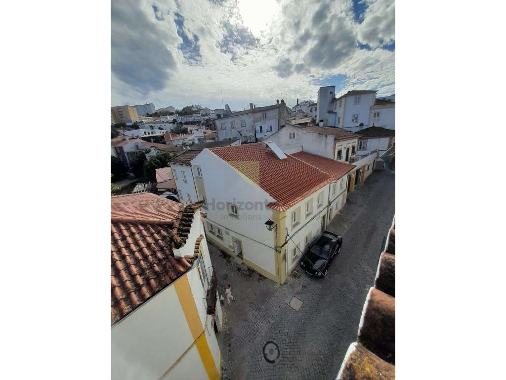 T4 Duplex Totalmente Recuperado no Centro Histórico de Portalegre - Grande imagem: 3/35