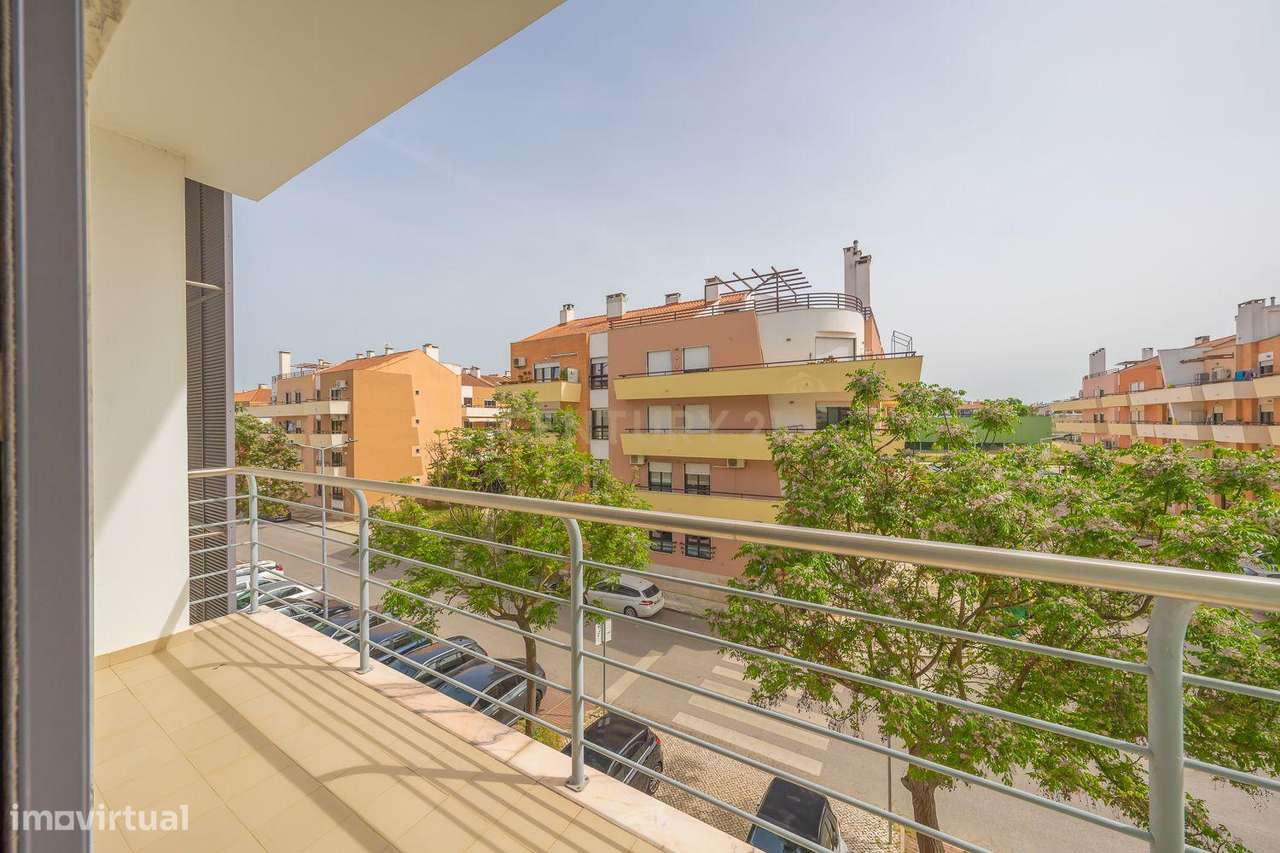 Apartamento T3 Com Duas Varandas Garagem Box E Lugar De Estacionament