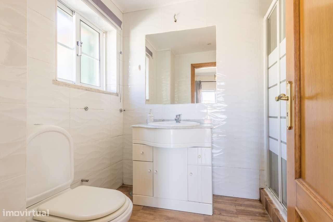 Moradia geminada de tipologia T3 com piscina, garagem e jardim-21