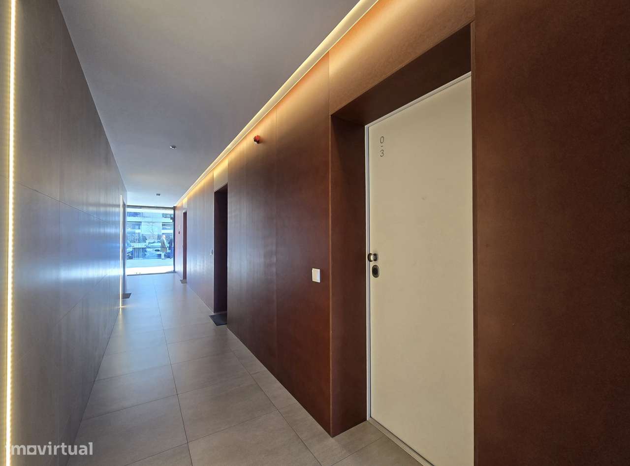 Apartamento T1 com terraço Seminovo.-13